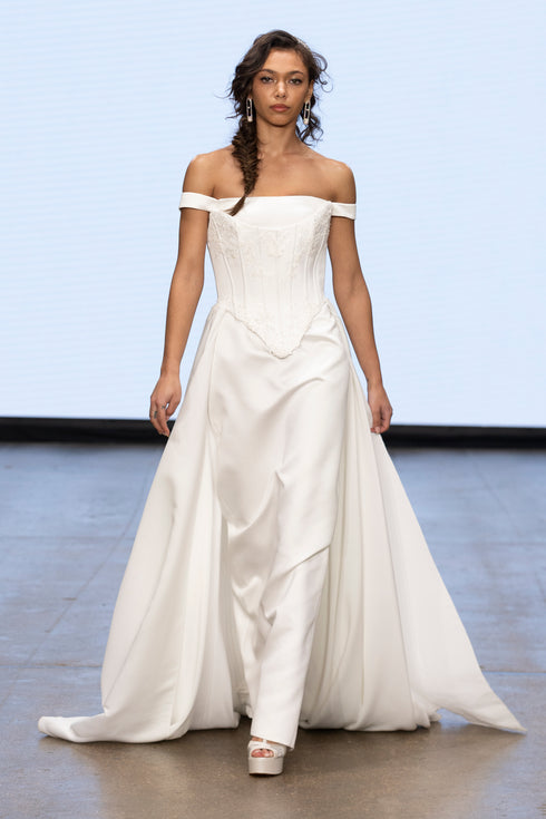 WEDDING DRESS WITH MOBILE CORSET APPEARANCE